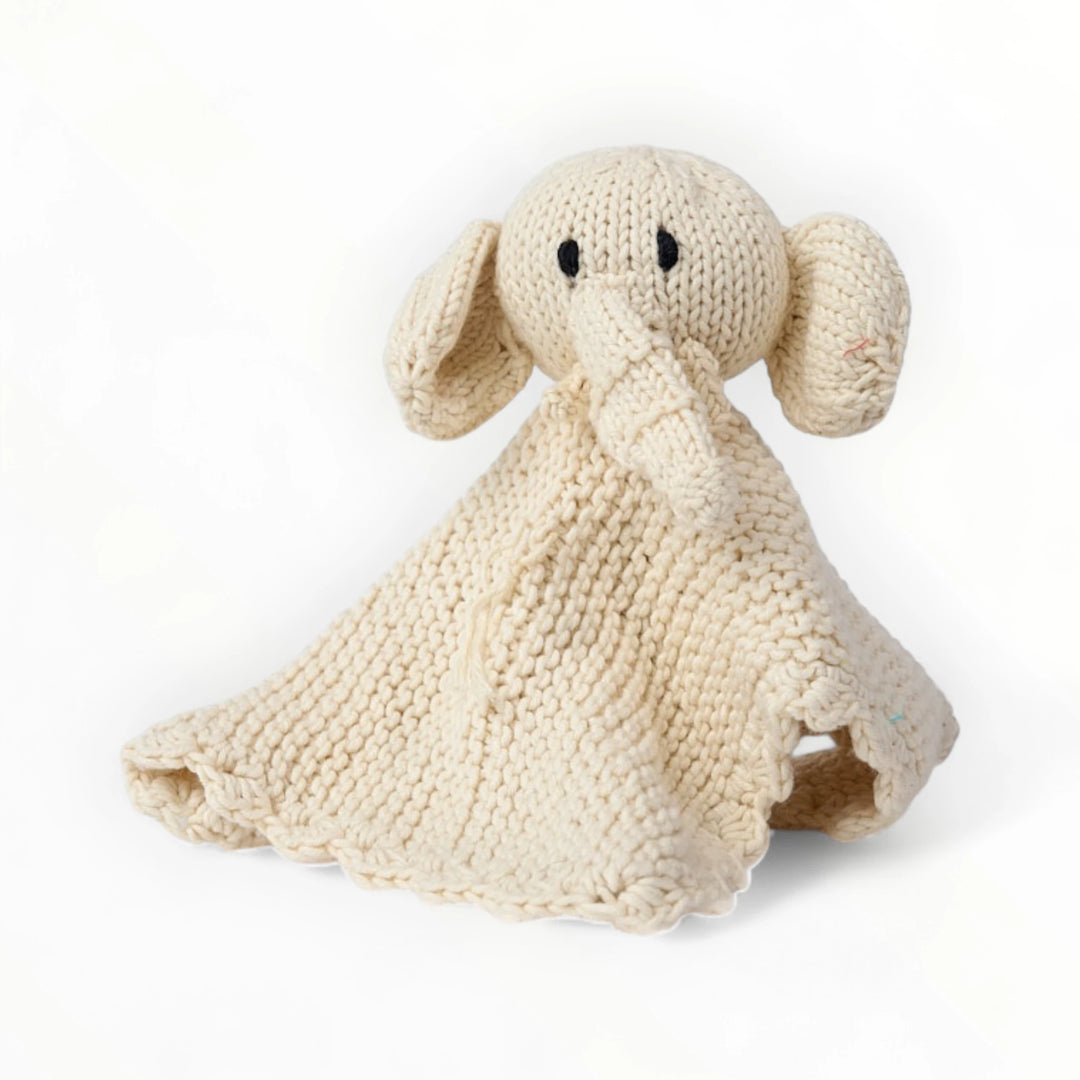 BARRY, adorable doudou plat éléphant blanc éco-responsable 100% coton bio certifié GOTS. Faits main au Kenya par les tricoteuses de la coopérative Kenana Knitters qui valorise le travail des femmes en milieu rural. Teintures certifiées non toxiques. 