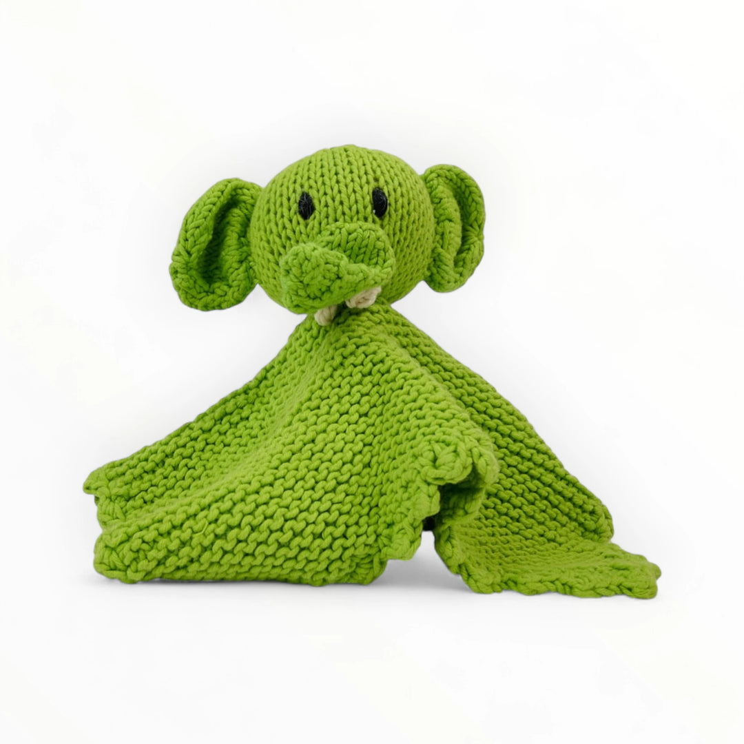 BARRY, adorable doudou plat éléphant vert citrus éco-responsable 100% coton bio certifié GOTS. Faits main au Kenya par les tricoteuses de la coopérative Kenana Knitters qui valorise le travail des femmes en milieu rural. Teintures certifiées non toxiques. 