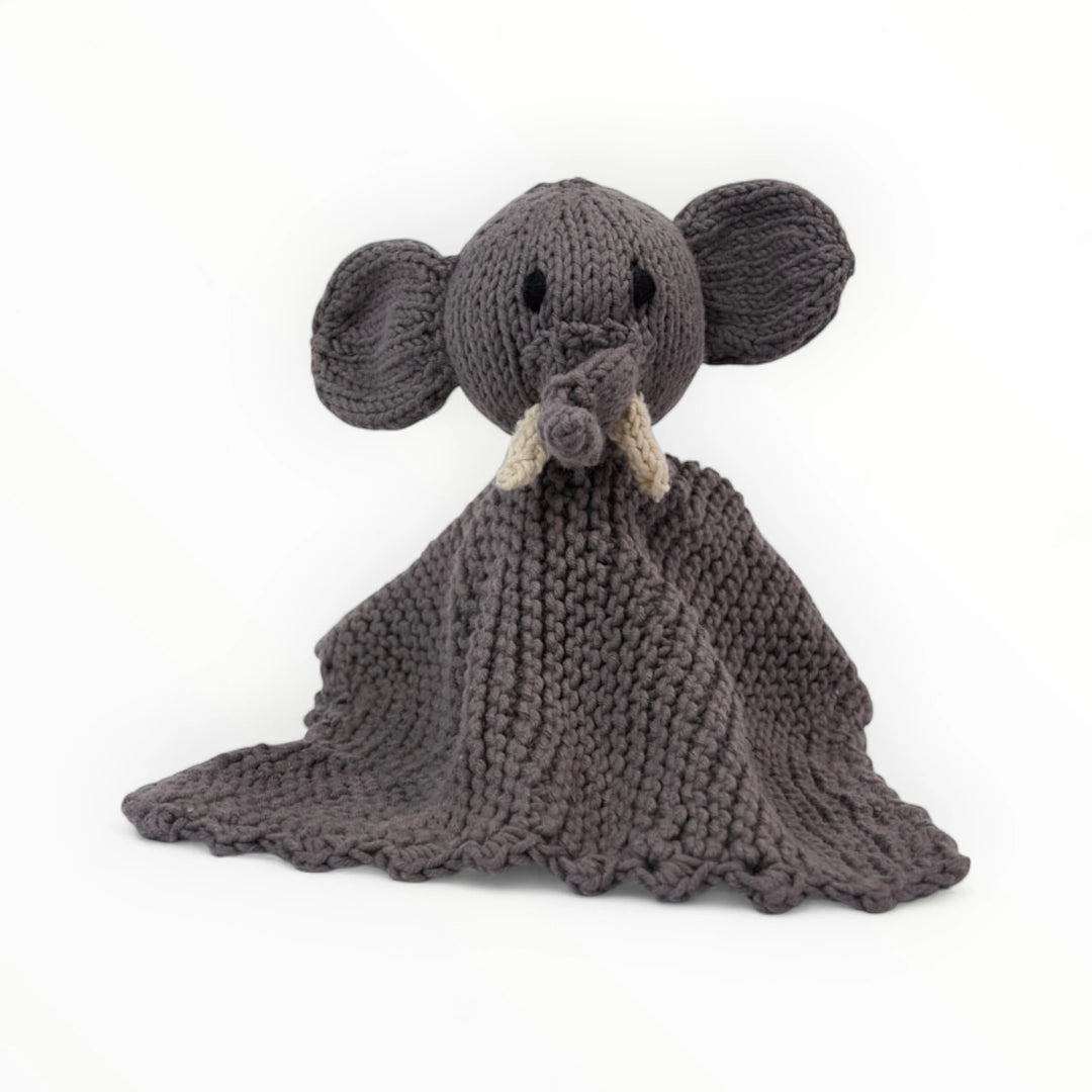 Modèle BARRY : doudou plat éléphant gris éco-responsable 100% coton bio certifié GOTS. Faits main au Kenya par les tricotteuses de la coopérative Kenana Knitters. 