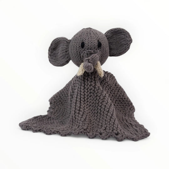 Modèle BARRY : doudou plat éléphant gris éco-responsable 100% coton bio certifié GOTS. Faits main au Kenya par les tricotteuses de la coopérative Kenana Knitters. 