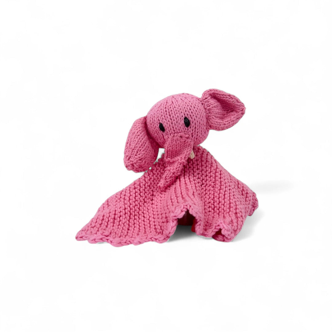 BARRY, adorable doudou plat éléphant rose bubble-gum  éco-responsable 100% coton bio certifié GOTS. Faits main au Kenya par les tricoteuses de la coopérative Kenana Knitters qui valorise le travail des femmes en milieu rural. Teintures certifiées non toxiques. 