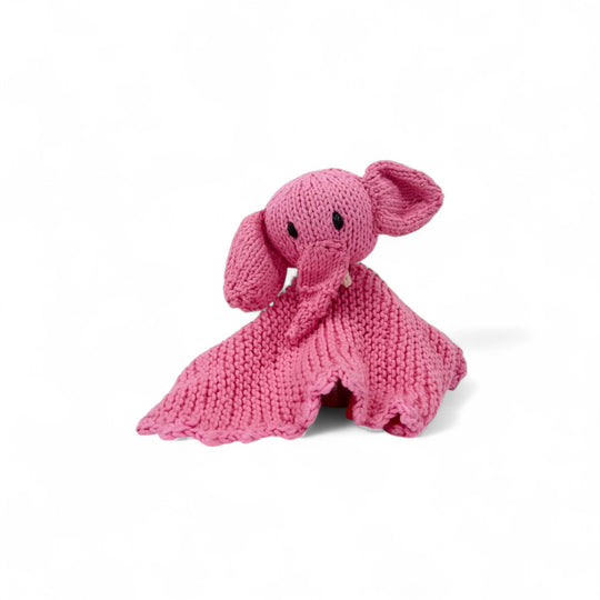 BARRY, adorable doudou plat éléphant rose bubble-gum  éco-responsable 100% coton bio certifié GOTS. Faits main au Kenya par les tricoteuses de la coopérative Kenana Knitters qui valorise le travail des femmes en milieu rural. Teintures certifiées non toxiques. 