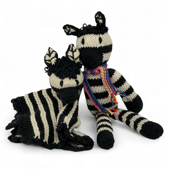 Doudou plat zèbre en coton bio certifié GOTS - fait main - ZELIGE - Studio Matongé
Ici avec le doudou zèbre longues pattes coordonné THEO. 