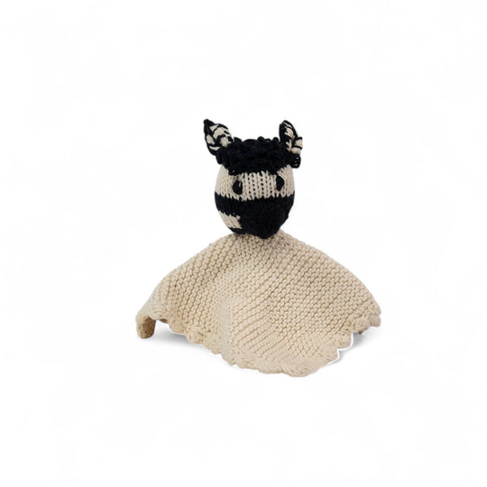 ZELIGE, doudou plat zèbre écru éco-responsable 100% coton bio certifié GOTS. Faits main au Kenya par les tricoteuses de la coopérative Kenana Knitters. 