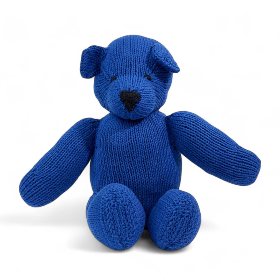 Peluche ours LEON bleu klein. En coton bio certifié GOTS et teintures certifiées non toxiques. Fait main au Kenya par les tricoteuses de la coopérative Kenana Knitters qui valorise le travail des femmes en région rurale - Studio Matongé.#couleur_bleu