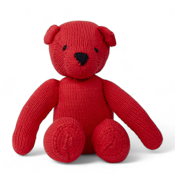 Peluche ours LEON corail. En coton bio certifié GOTS et teintures certifiées non toxiques. Fait main au Kenya par les tricoteuses de la coopérative Kenana Knitters qui valorise le travail des femmes en région rurale - Studio Matongé.#couleur_corail