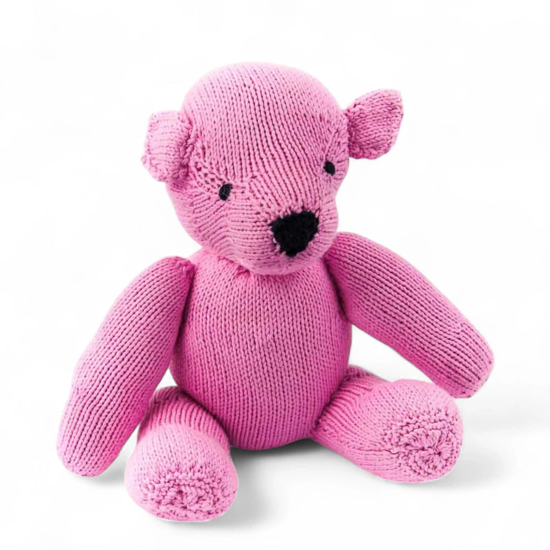 Peluche ours LEON rose bubble-gum. En coton bio certifié GOTS et teintures certifiées non toxiques. Fait main au Kenya par les tricoteuses de la coopérative Kenana Knitters qui valorise le travail des femmes en région rurale - Studio Matongé.#couleur_rose-bubble-gum