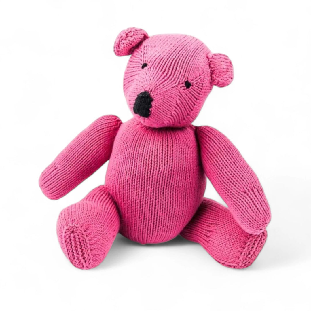 Peluche ours LEON rose fuschia. En coton bio certifié GOTS et teintures certifiées non toxiques. Fait main au Kenya par les tricoteuses de la coopérative Kenana Knitters qui valorise le travail des femmes en région rurale - Studio Matongé.#couleur_rose-fuchsia