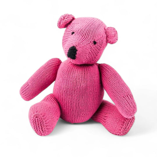 Peluche ours LEON rose fuschia. En coton bio certifié GOTS et teintures certifiées non toxiques. Fait main au Kenya par les tricoteuses de la coopérative Kenana Knitters qui valorise le travail des femmes en région rurale - Studio Matongé.#couleur_rose-fuchsia