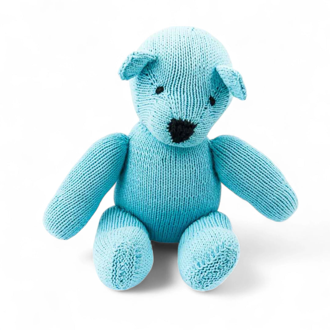 Peluche ours LEON turquoise. En coton bio certifié GOTS et teintures certifiées non toxiques. Fait main au Kenya par les tricoteuses de la coopérative Kenana Knitters qui valorise le travail des femmes en région rurale - Studio Matongé.