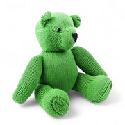 Peluche ours LEON vert prairie. En coton bio certifié GOTS et teintures certifiées non toxiques. Fait main au Kenya par les tricoteuses de la coopérative Kenana Knitters qui valorise le travail des femmes en région rurale - Studio Matongé.#couleur_vert-gazon