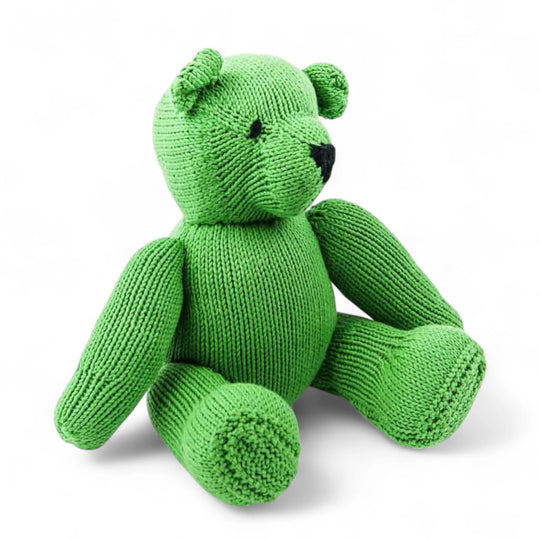 Peluche ours LEON vert prairie. En coton bio certifié GOTS et teintures certifiées non toxiques. Fait main au Kenya par les tricoteuses de la coopérative Kenana Knitters qui valorise le travail des femmes en région rurale - Studio Matongé.#couleur_vert-gazon