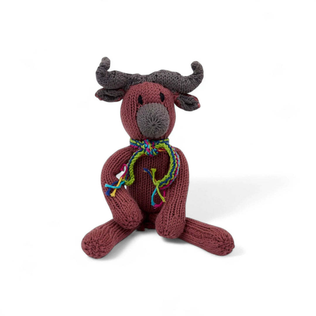ANGELO, doudou buffle chataigne. Adorable avec sa petite écharpe multicolore. Fait main au Kenya. En coton bio certifié GOTS, teintures non toxiques. Utilisable dès la naissance.