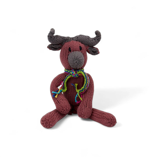 ANGELO, doudou buffle chataigne. Adorable avec sa petite écharpe multicolore. Fait main au Kenya. En coton bio certifié GOTS, teintures non toxiques. Utilisable dès la naissance.