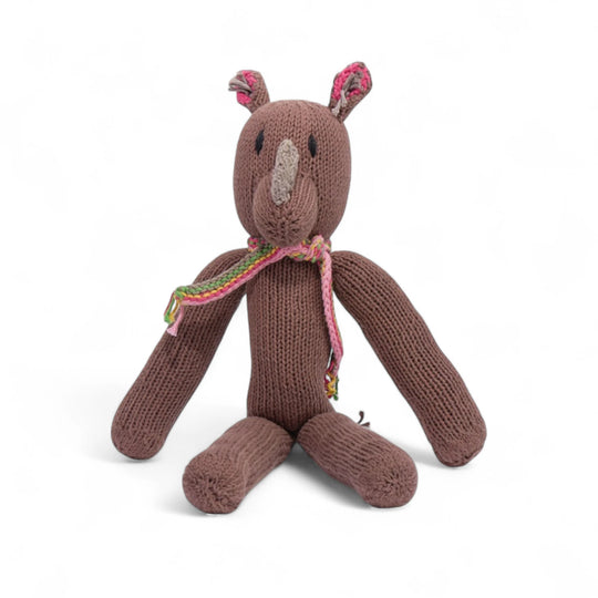 EDITH, doudou Rhinocéros gris. Adorable avec sa petite écharpe multicolore. Fait main au Kenya. En coton bio certifié GOTS, teintures non toxiques. Utilisable dès la naissance.