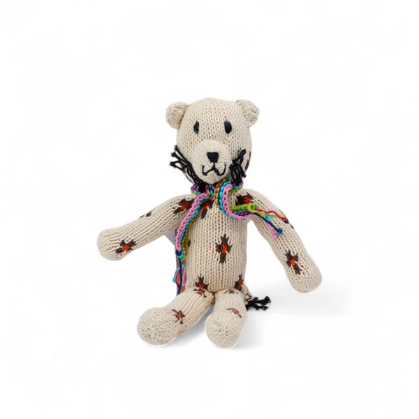 ERNEST, doudou léopard crème à longues pattes. Fait main par la coopérative Kenana Knitters. En coton bio tout doux certifié GOTS. Utilisable dès la naissance.