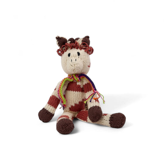 Doudou girafe à longues pattes. Modèle LEONTINE, fait main par la coopérative Kenana Knitters. En coton bio tout doux certifié GOTS. Utilisable dès la naissance.