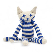 Doudou chat rayé blanc et bleu à longues pattes. Modèle MALO, fait main par la coopérative Kenana Knitters. En coton bio tout doux certifié GOTS. Utilisable dès la naissance.