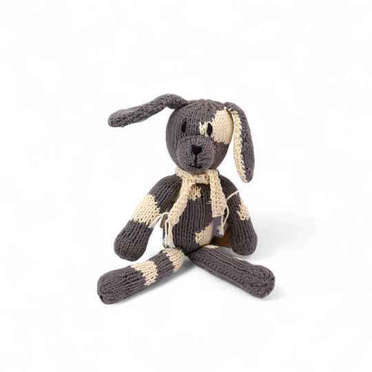 Doudou chien gris et blanc à longues pattes. Modèle MAX, fait main par la coopérative Kenana Knitters.  En coton bio tout doux certifié GOTS. Utilisable dès la naissance.