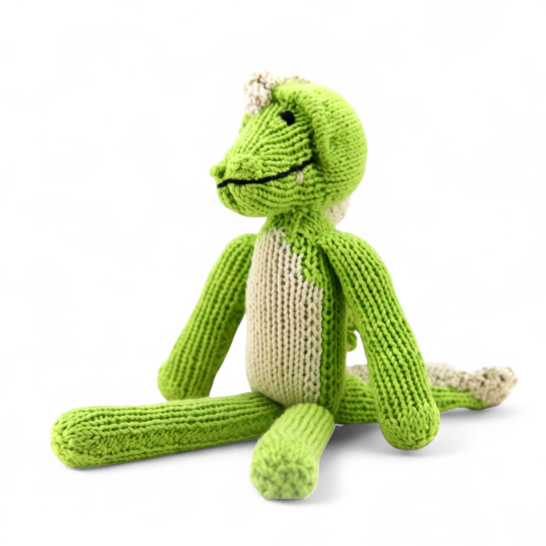 MAXIME, doudou crocodile citrus et blanc à longues pattes. Taille M. Tricoté à la main par les femmes artisans de la coopérative Kenana Knitters. En coton bio tout doux certifié GOTS. Utilisable dès la naissance. Disponible en tailles S et M  et dans de nombreuses couleurs.