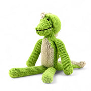 MAXIME, doudou crocodile citrus et blanc à longues pattes. Taille M. Tricoté à la main par les femmes artisans de la coopérative Kenana Knitters. En coton bio tout doux certifié GOTS. Utilisable dès la naissance. Disponible en tailles S et M  et dans de nombreuses couleurs.