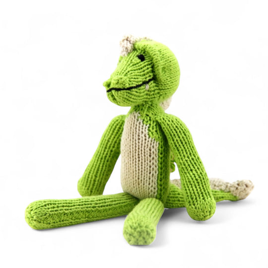 MAXIME, doudou crocodile citrus et blanc à longues pattes. Taille M. Tricoté à la main par les femmes artisans de la coopérative Kenana Knitters. En coton bio tout doux certifié GOTS. Utilisable dès la naissance. Disponible en tailles S et M  et dans de nombreuses couleurs.