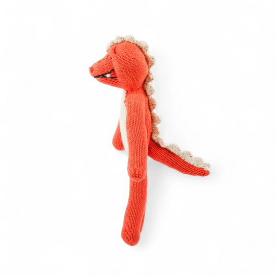 MAXIME, doudou crocodile corail et blanc à longues pattes. Tricoté à la main par les femmes artisans de la coopérative Kenana Knitters. En coton bio tout doux certifié GOTS. Utilisable dès la naissance. Disponible en tailles S et M  et dans de nombreuses couleurs.