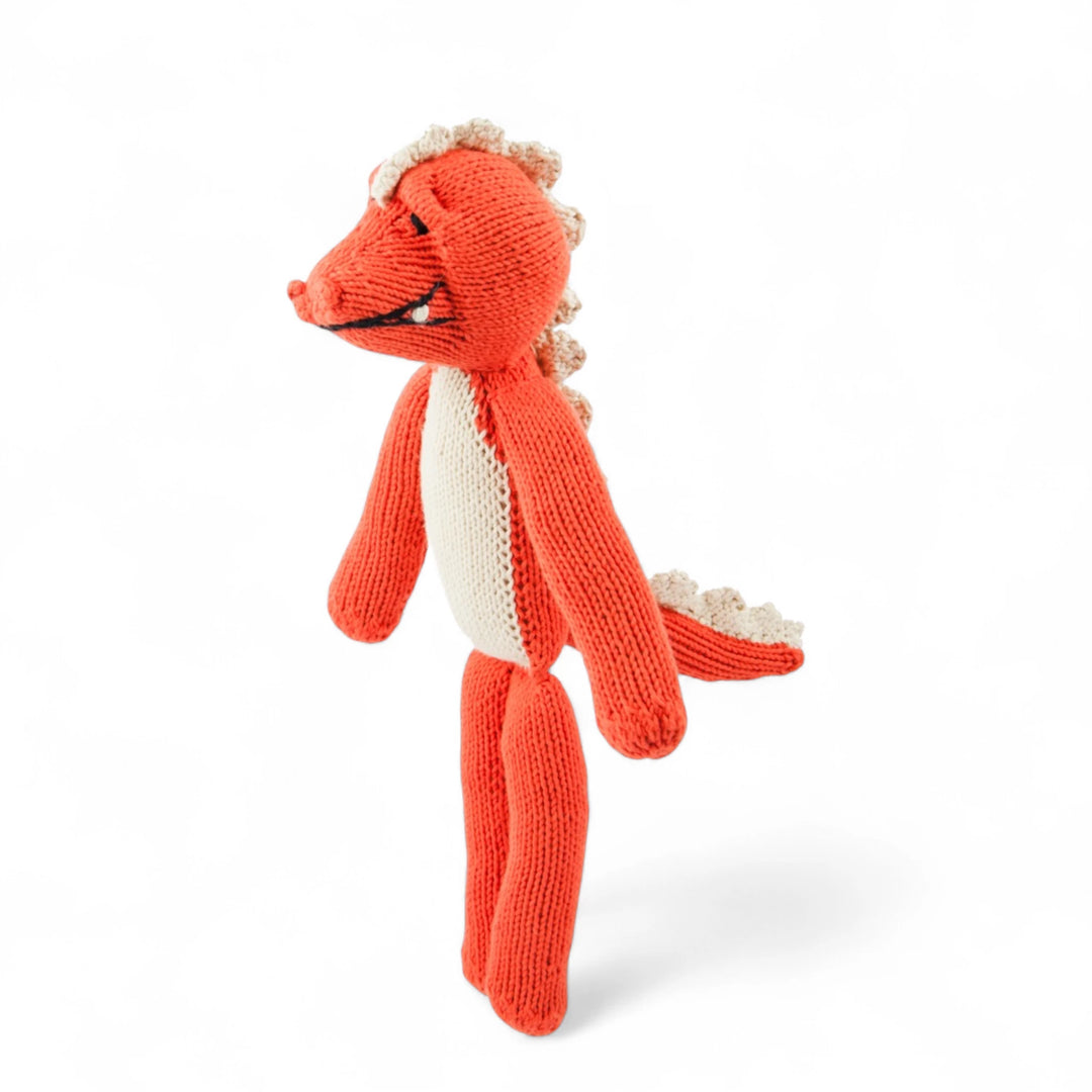 MAXIME, doudou crocodile corail et blanc à longues pattes. Tricoté à la main par les femmes artisans de la coopérative Kenana Knitters. En coton bio tout doux certifié GOTS. Utilisable dès la naissance. Disponible en tailles S et M  et dans de nombreuses couleurs.
