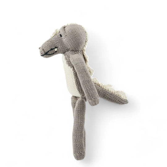 MAXIME, doudou crocodile gris et blanc à longues pattes. Tricoté à la main par les femmes artisans de la coopérative Kenana Knitters. En coton bio tout doux certifié GOTS. Utilisable dès la naissance. Disponible en tailles S et M  et dans de nombreuses couleurs.