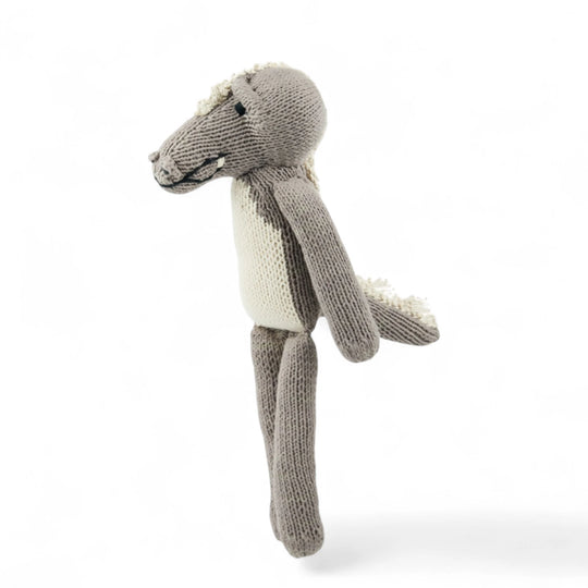 MAXIME, doudou crocodile gris et blanc à longues pattes. Tricoté à la main par les femmes artisans de la coopérative Kenana Knitters. En coton bio tout doux certifié GOTS. Utilisable dès la naissance. Disponible en tailles S et M  et dans de nombreuses couleurs.