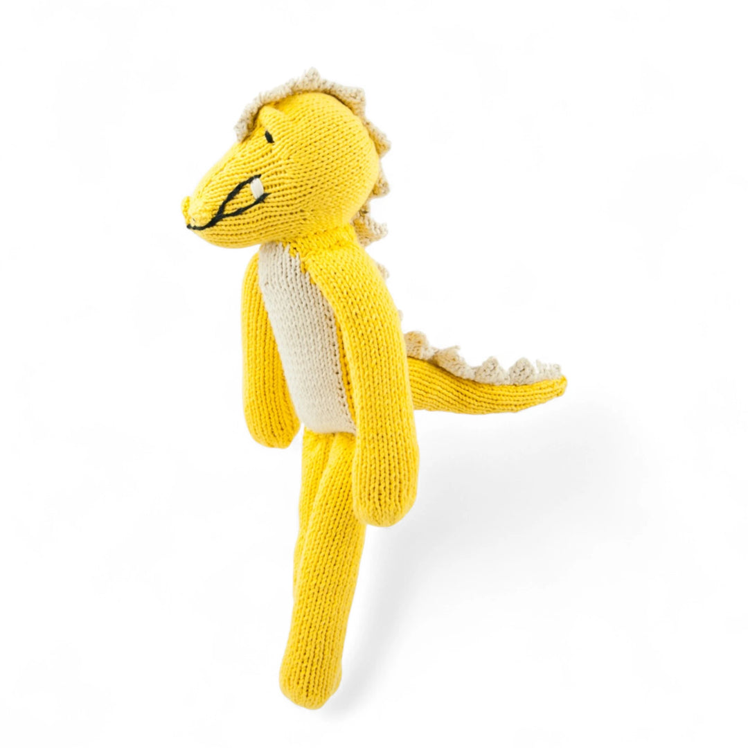 MAXIME, doudou crocodile jause et blanc à longues pattes. Taille M. Tricoté à la main par les femmes artisans de la coopérative Kenana Knitters. En coton bio tout doux certifié GOTS. Utilisable dès la naissance. Disponible en tailles S et M  et dans de nombreuses couleurs.