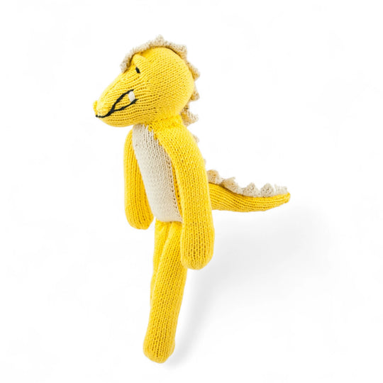 MAXIME, doudou crocodile jause et blanc à longues pattes. Taille M. Tricoté à la main par les femmes artisans de la coopérative Kenana Knitters. En coton bio tout doux certifié GOTS. Utilisable dès la naissance. Disponible en tailles S et M  et dans de nombreuses couleurs.