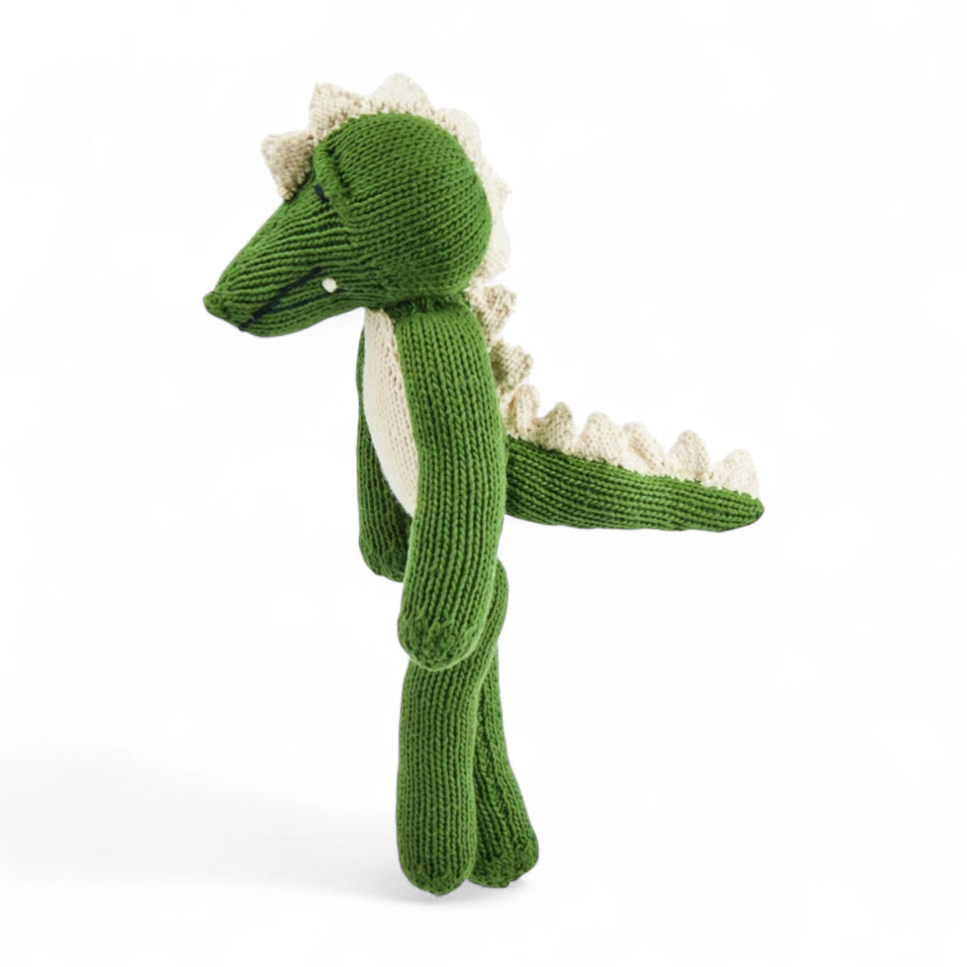 MAXIME, doudou crocodile kaki et blanc à longues pattes. Tricoté à la main par les femmes artisans de la coopérative Kenana Knitters. En coton bio tout doux certifié GOTS. Utilisable dès la naissance. Disponible en plusieurs tailles et couleurs.