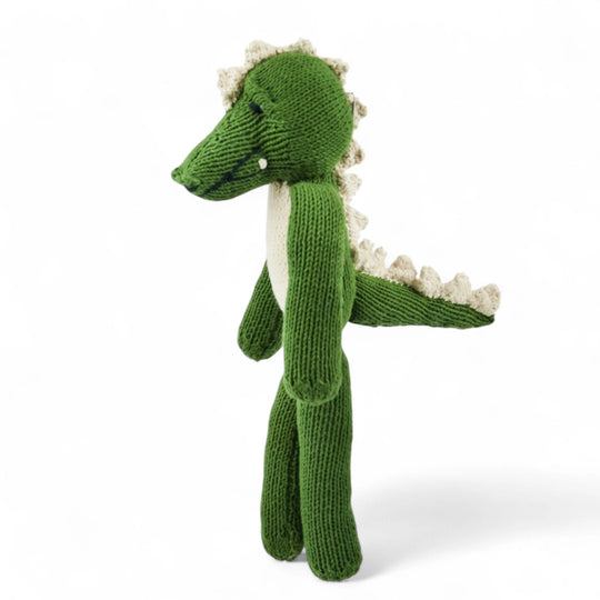 MAXIME, doudou crocodile kaki et blanc à longues pattes. Tricoté à la main par les femmes artisans de la coopérative Kenana Knitters. En coton bio tout doux certifié GOTS. Utilisable dès la naissance. Disponible en plusieurs tailles et couleurs.