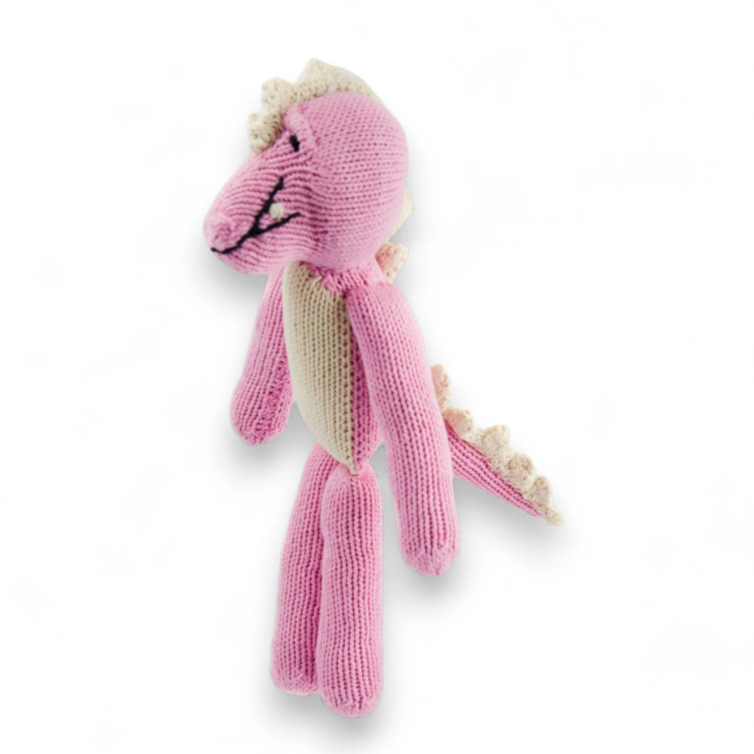 MAXIME, doudou crocodile rose bubble-gum et blanc à longues pattes. Tricoté à la main par les femmes artisans de la coopérative Kenana Knitters. En coton bio tout doux certifié GOTS. Utilisable dès la naissance. Disponible en tailles S et M  et dans de nombreuses couleurs.