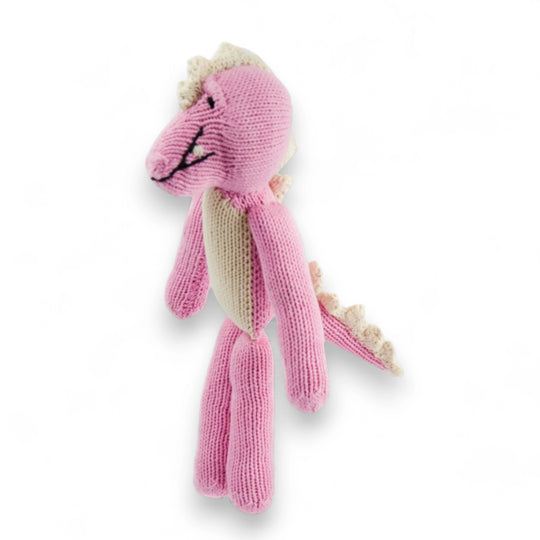 MAXIME, doudou crocodile rose bubble-gum et blanc à longues pattes. Tricoté à la main par les femmes artisans de la coopérative Kenana Knitters. En coton bio tout doux certifié GOTS. Utilisable dès la naissance. Disponible en tailles S et M  et dans de nombreuses couleurs.