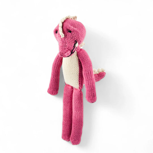 MAXIME, doudou crocodile rose fuschia et blanc à longues pattes. Tricoté à la main par les femmes artisans de la coopérative Kenana Knitters. En coton bio tout doux certifié GOTS. Utilisable dès la naissance. Disponible en tailles S et M  et dans de nombreuses couleurs.