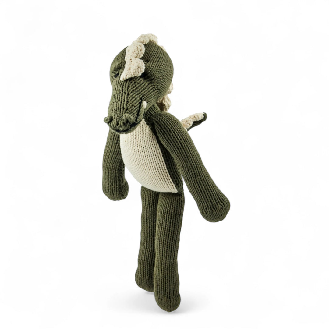 MAXIME, doudou crocodile taupe et blanc à longues pattes. Tricoté à la main par les femmes artisans de la coopérative Kenana Knitters. En coton bio tout doux certifié GOTS. Utilisable dès la naissance. Disponible en tailles S et M  et dans de nombreuses couleurs.