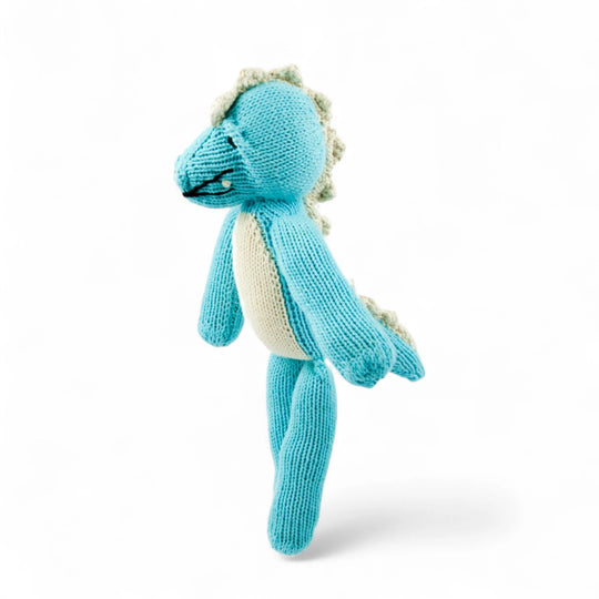 MAXIME, doudou crocodile turquoise et blanc à longues pattes. Tricoté à la main par les femmes artisans de la coopérative Kenana Knitters. En coton bio tout doux certifié GOTS. Utilisable dès la naissance. Disponible en tailles S et M  et dans de nombreuses couleurs.