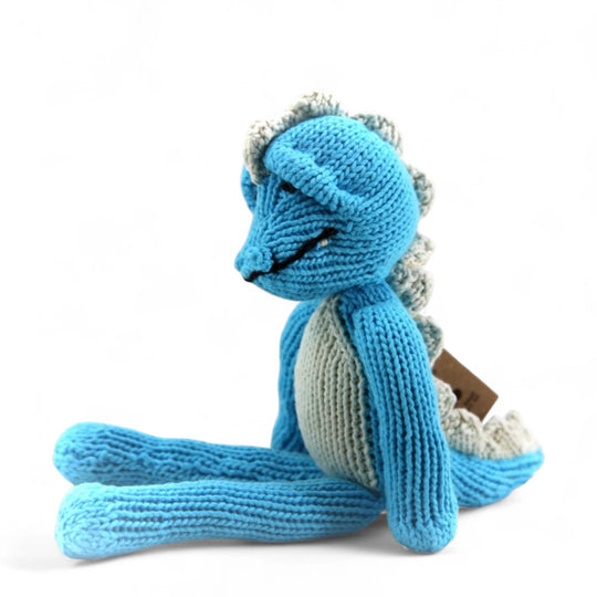 MAXIME, doudou crocodile turquoise et blanc à longues pattes. Tricoté à la main par les femmes artisans de la coopérative Kenana Knitters. En coton bio tout doux certifié GOTS. Utilisable dès la naissance. Disponible en tailles S et M  et dans de nombreuses couleurs.