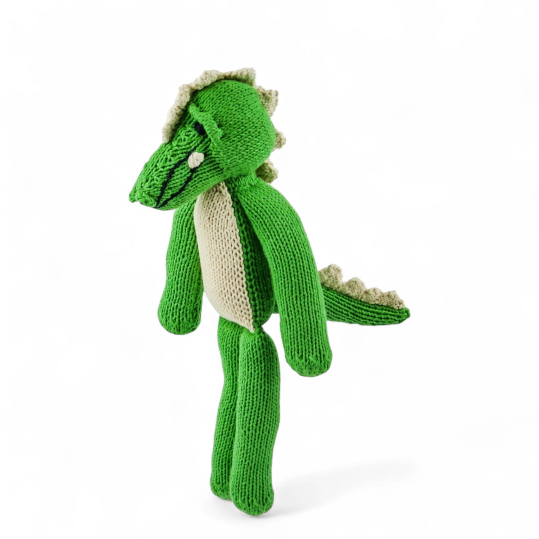 MAXIME, doudou crocodile vert prairie et blanc à longues pattes. Tricoté à la main par les femmes artisans de la coopérative Kenana Knitters. En coton bio tout doux certifié GOTS. Utilisable dès la naissance. Disponible en tailles S et M  et dans de nombreuses couleurs.