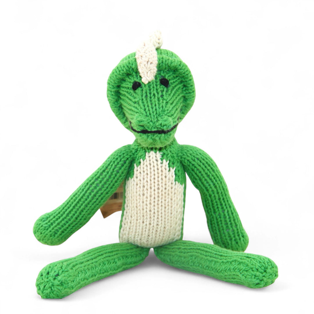 MAXIME, doudou crocodile prairie et blanc à longues pattes. Tricoté à la main par les femmes artisans de la coopérative Kenana Knitters. En coton bio tout doux certifié GOTS. Utilisable dès la naissance. Disponible en tailles S et M  et dans de nombreuses couleurs.