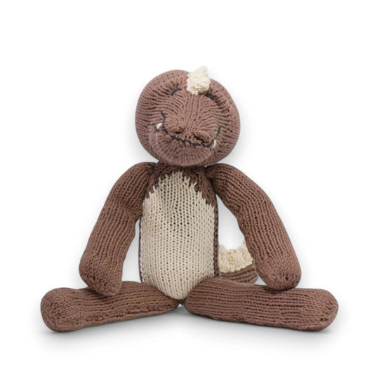 MAXIME, doudou crocodile chocolat et blanc à longues pattes. Tricoté à la main par les femmes artisans de la coopérative Kenana Knitters. En coton bio tout doux certifié GOTS. Utilisable dès la naissance. Disponible en tailles S et M  et dans de nombreuses couleurs.