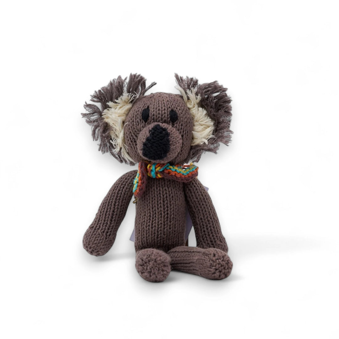 NOAH, doudou koala gris. Adorable avec sa petite écharpe multicolore.  Fait main au Kenya. En coton bio certifié GOTS, teintures non toxiques. Utilisable dès la naissance.