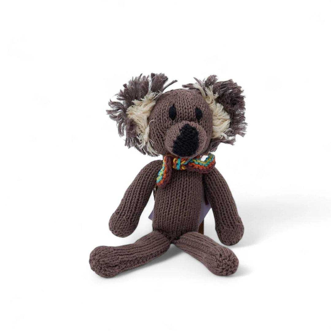 NOAH, doudou koala gris. Adorable avec sa petite écharpe multicolore.  Fait main au Kenya. En coton bio certifié GOTS, teintures non toxiques. Utilisable dès la naissance.