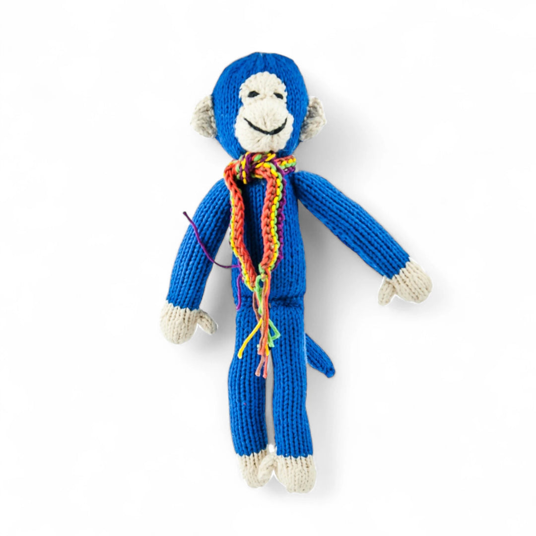 JOSEPH, le doudou singe à longues pattes de Studio Matongé en coton bio certifié GOTS est tricoté main au Kenya par une coopérative favorisant le travail et l'autonomie des femmes en milieu rural, et ça... ça rend JOSEPH le singe encore plus joyeux!
Le singe JOSEPH est disponible en 2 tailles S & M et en de nombreuses couleurs  (ici en bleu klein taille S).