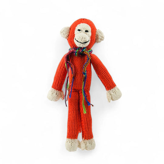 JOSEPH, le doudou singe à longues pattes de Studio Matongé en coton bio certifié GOTS est tricoté main au Kenya par une coopérative favorisant le travail et l'autonomie des femmes en milieu rural, et ça... ça rend JOSEPH le singe encore plus joyeux!
Le singe JOSEPH est disponible en 2 tailles S & M et en de nombreuses couleurs  (ici en corail taille S).