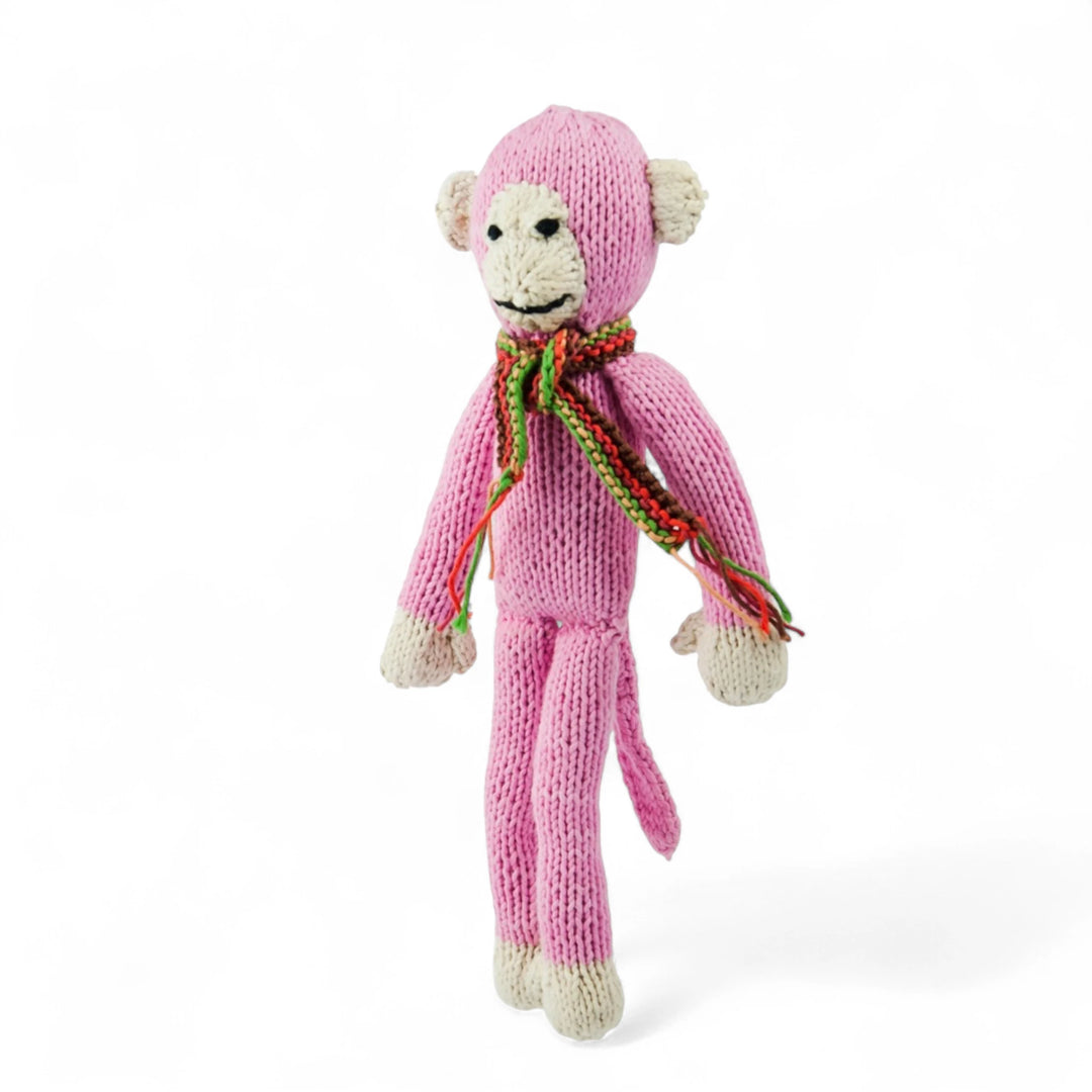 JOSEPH, le doudou singe à longues pattes de Studio Matongé en coton bio certifié GOTS est tricoté main au Kenya par une coopérative favorisant le travail et l'autonomie des femmes en milieu rural, et ça... ça rend JOSEPH le singe encore plus joyeux!
Le singe JOSEPH est disponible en 2 tailles S & M et en de nombreuses couleurs  (ici en jaune taille M).