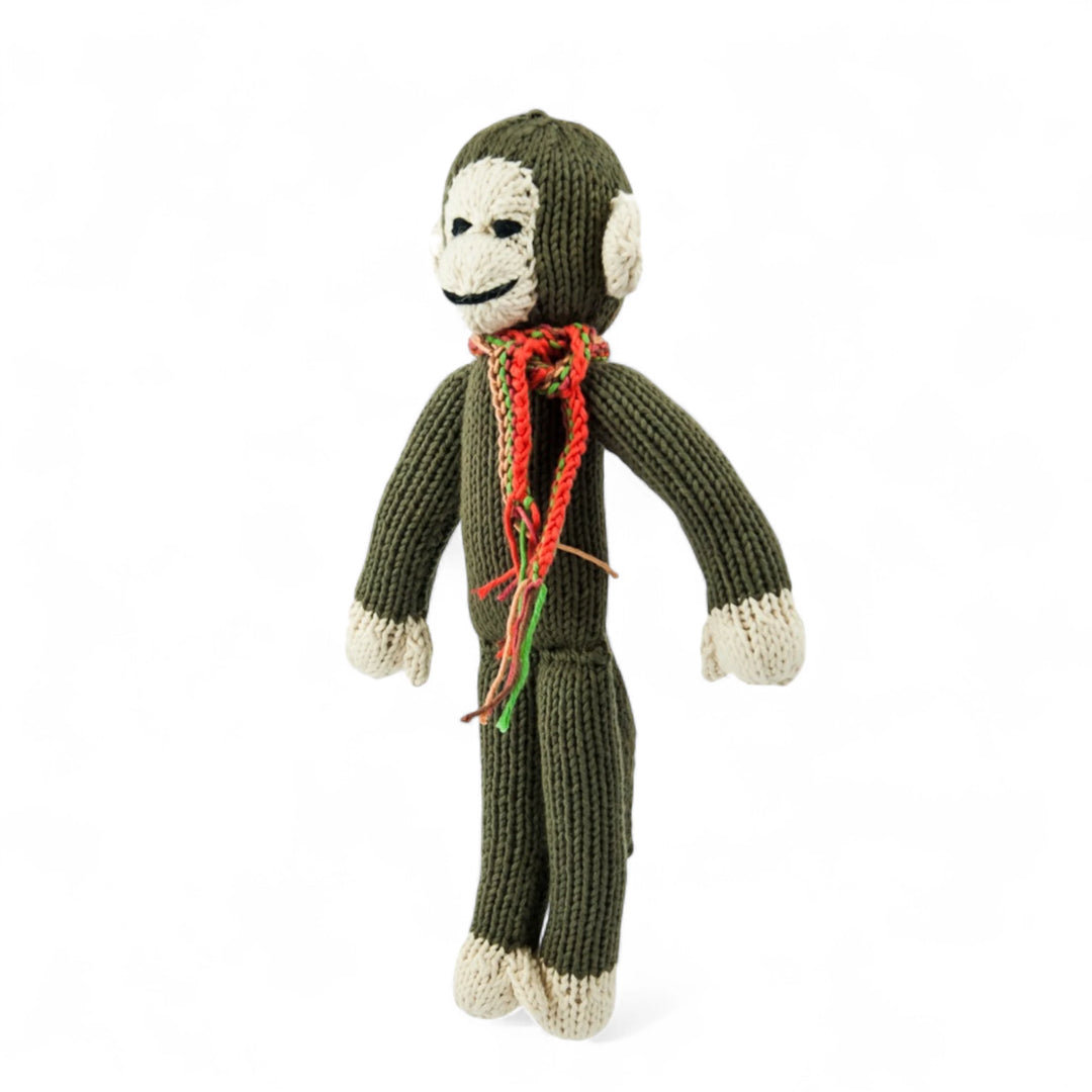 JOSEPH, le doudou singe à longues pattes de Studio Matongé en coton bio certifié GOTS est tricoté main au Kenya par une coopérative favorisant le travail et l'autonomie des femmes en milieu rural, et ça... ça rend JOSEPH le singe encore plus joyeux!
Le singe JOSEPH est disponible en 2 tailles S & M et en de nombreuses couleurs  (ici en taupe taille S).