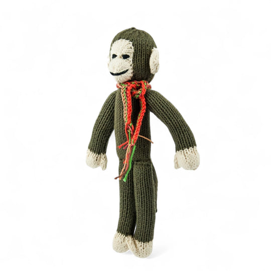 JOSEPH, le doudou singe à longues pattes de Studio Matongé en coton bio certifié GOTS est tricoté main au Kenya par une coopérative favorisant le travail et l'autonomie des femmes en milieu rural, et ça... ça rend JOSEPH le singe encore plus joyeux!
Le singe JOSEPH est disponible en 2 tailles S & M et en de nombreuses couleurs  (ici en taupe taille S).